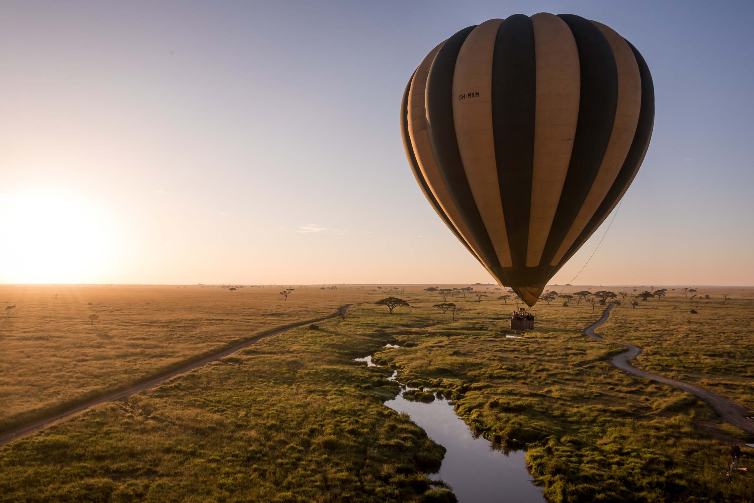 Hot-air-balloons-in-Serengeti-over-the-Mara-River